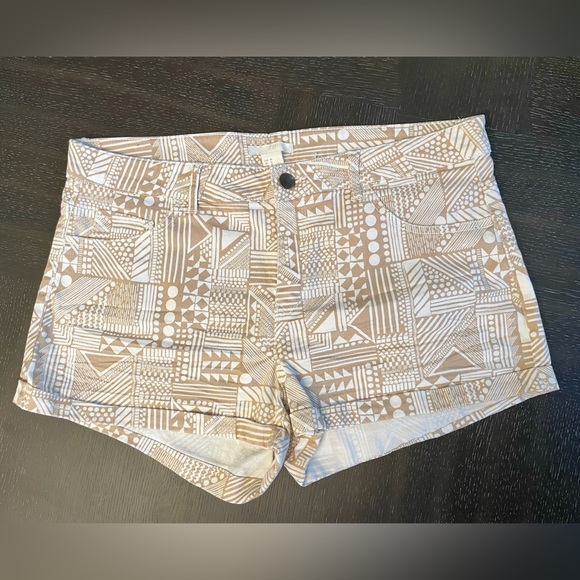 H&M Abstract Light Brown Beige and White Women Shorts- Size: 10 - Picture 2 of 4
